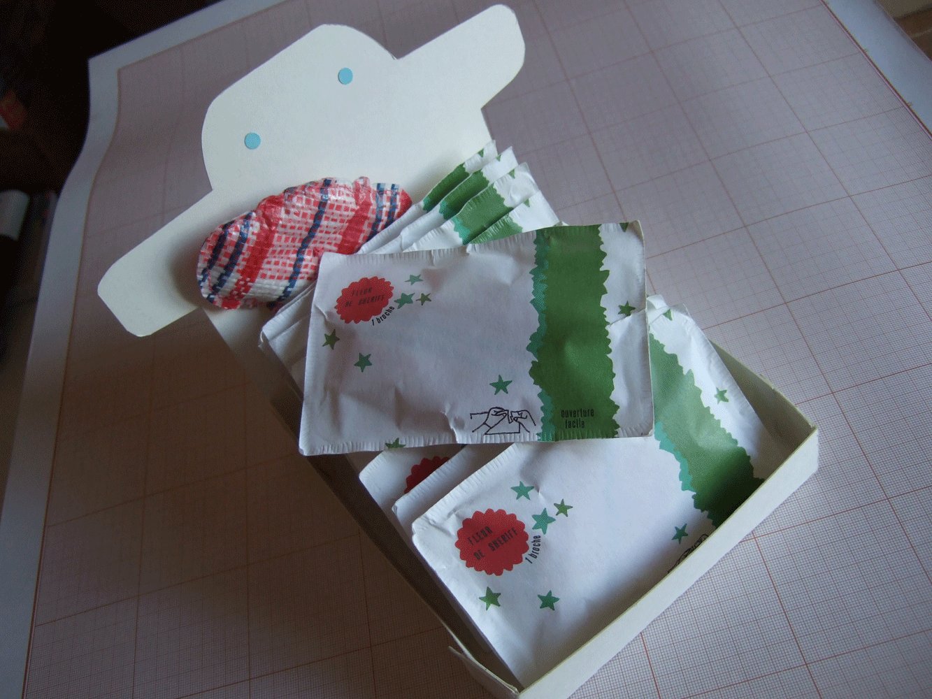 Broche, Emballage, Présentoir. Broche, Emballage, Présentoir.