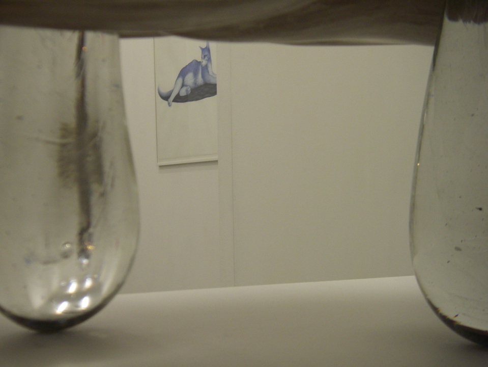 au premier plan: Nuage Pluie, grès et cristal, env. 85 x 40 x 46 cm, pièce unique 2012