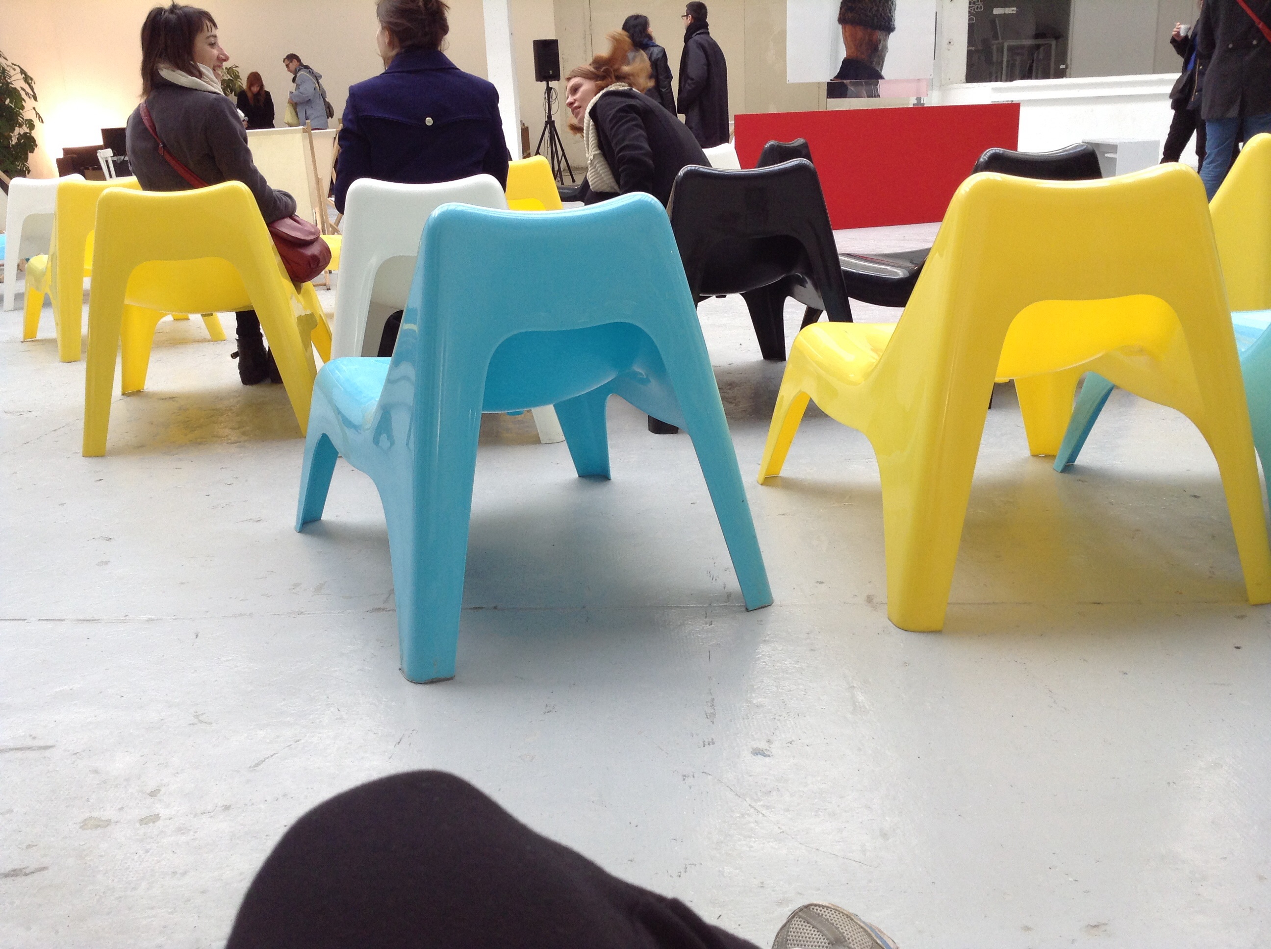 Alors du coup, comme je suis arrivée une heure et demie après le début de l'action, Barbara Carlotti est toute seule au fond, avec un type qui lui parle. Alors du coup, comme je suis arrivée une heure et demie après le début de l'action, Barbara Carlotti est toute seule au fond, avec un type qui lui parle.