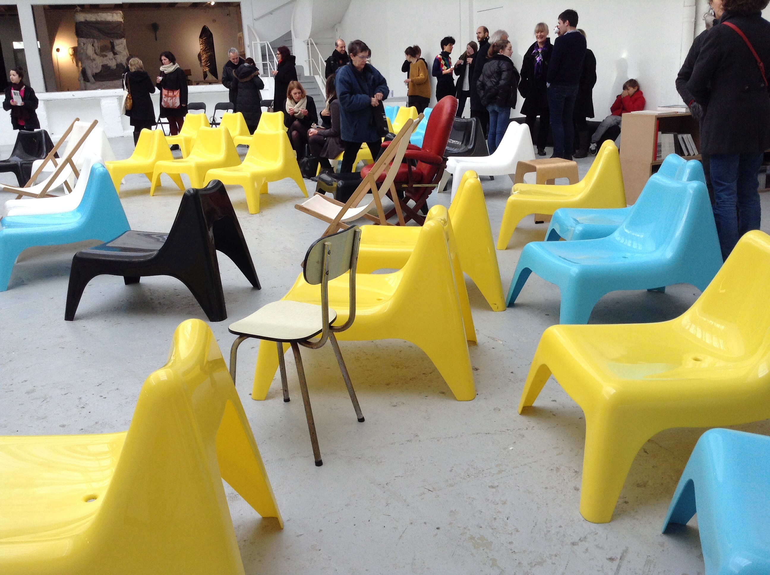 ... Pendant ce temps-là, tout le monde boit et mange. ... Pendant ce temps-là, tout le monde boit et mange.